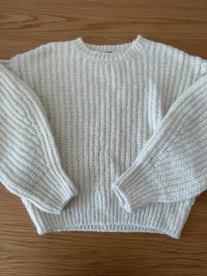 Vit stickad tröja - Så snygg vit stickad tröja med lite puffiga ärmar. Den är köpt från Chiquelle i storlek One Size men skulle säga att den är en som en storlek S🤍