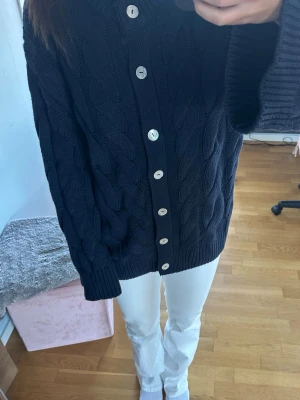 Mörkblå kabelstickad kofta strl S - Säljer ginas chunky knitted cable cardigan i strl s (mörkblå)