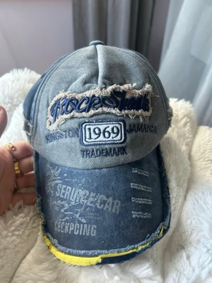 Blå keps - Super snygg keps som jag köpte i Thailand använd ca 10ggr köptes för 199kr💙