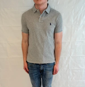 Polo Ralph Lauren Slim Fit Polo Grey Men's - Grå slim fit pikétröja i 100% bomull, begagnad i mycket gott skick.