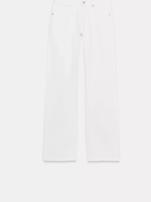Oanvända vita jeans med etikett kvar - Oanvända vita jeans ifrån Zara. Dom är slutsålda på hemsidan och är i storlek 32. Fina byxor som passar till allt. Etiketten är kvar på.