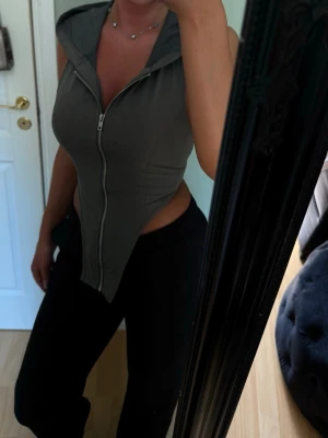 Halterneck med luva - Halterneck med luva; man kan ha den både utanför och innanför byxorna. Lika snyggt båda två. Mycket sparsamt använd