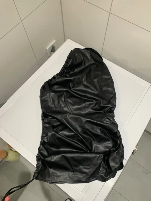 Svart one shoulder  - Säljer en svart topp med one shoulder. Snygg tight passform som går att justera vid sidan av. Finns möjlighet till fler bilder. Från Zara