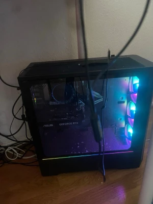 Bandshee II  - Banshee II Gaming PC är en perfekt instegsdator för populära onlinespel. Datorn levereras färdigmonterad och testad av skickliga tekniker. Den har en Intel Core i5-processor, NVIDIA GeForce RTX 3050 6GB-grafikkort, 16 GB DDR4 RAM samt en snabb 1 TB NVMe M.2 SSD. Du får mångsidiga anslutningar som DisplayPort, HDMI och DVI-D, färdiginstallerat Windows 11 (64-bit) samt 650W PSU. Levereras tryggt med 3 års tillverkargaranti samt en medföljande Norton 360 Gaming-licens. Allt i bilden för 9000kr