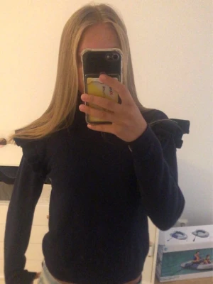 Mörkblå stickad tröja med volang - Snygg mörkblå stickad tröja med volangdetaljer på axlarna, storlek 146/152 men är som xxs🩷