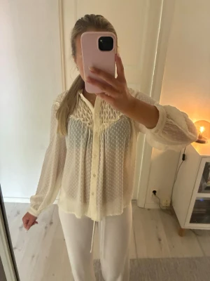 Vit blus - Super söt vit blus från Zara i storlek S. 