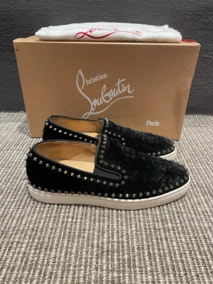 Christian Louboutin skor - Hej, säljer nu dessa svin snygga Christian Louboutin skor. Skorna är i grymt skick!  Begränsat antal boxar och dustbag. Hör av dig vid frågor. 40,5 passar 41