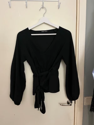 Blus med knytning - Blus med knytning, i superfint skick, från shein i storlek xs💞