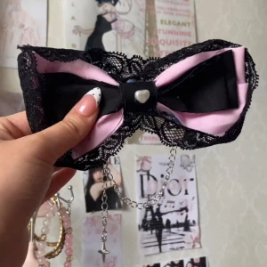 Bow - 100% handgjord av mig, kontakta innan du köper direkt💗 har ca 7 styckna av den här!  #trinket  #kpop #anime #keychain #swag #jujutsukaisen #shoujo #straykids #enhypen #aespa #lesserafim #cortis #blackpink #attackontitan #kiminitodoke #coquette #gyaru #strangerthings #alt #emo #scene #retro #japanese #chinese #alt #scene #emo #sonnyangel #smiski #jellycat #labubu #sanrio #hellokitty #kuromi #vintage #pastelcore #crochet #grunge #witch #whimsical #monsterhigh #jiraikei #stockholm #y2k #2000s