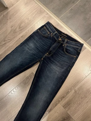 Nudie jeans  - Tja! Säljer dessa Nudie Jeans i modell Lean Dean, med sjukt snygg tvätt. Skick 10/10. Ordinarie pris 1600kr, mitt pris 599kr, Skriv vid intresse! 