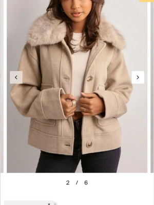 Pitti Wool Jacket - Stilren beige kappa med stor krage  och knäppning framtill. Jackan har två stora fickor och en boxig, något kortare passform. Perfekt för kyliga dagar och ger en trendig look till din outfit. Köpt för 1899 säljer nu då den inte kommer till användning 