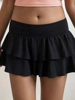Volangkjol - Snygg kjol i härligt material med dubbel volangkant och inbyggda shorts, helt oanvänd med prislapp kvar 