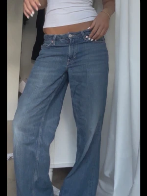 Blåa loose fit jeans med hög midja - Säljer dessa ascoola baggy low waist jeans från weekday, jag är 172