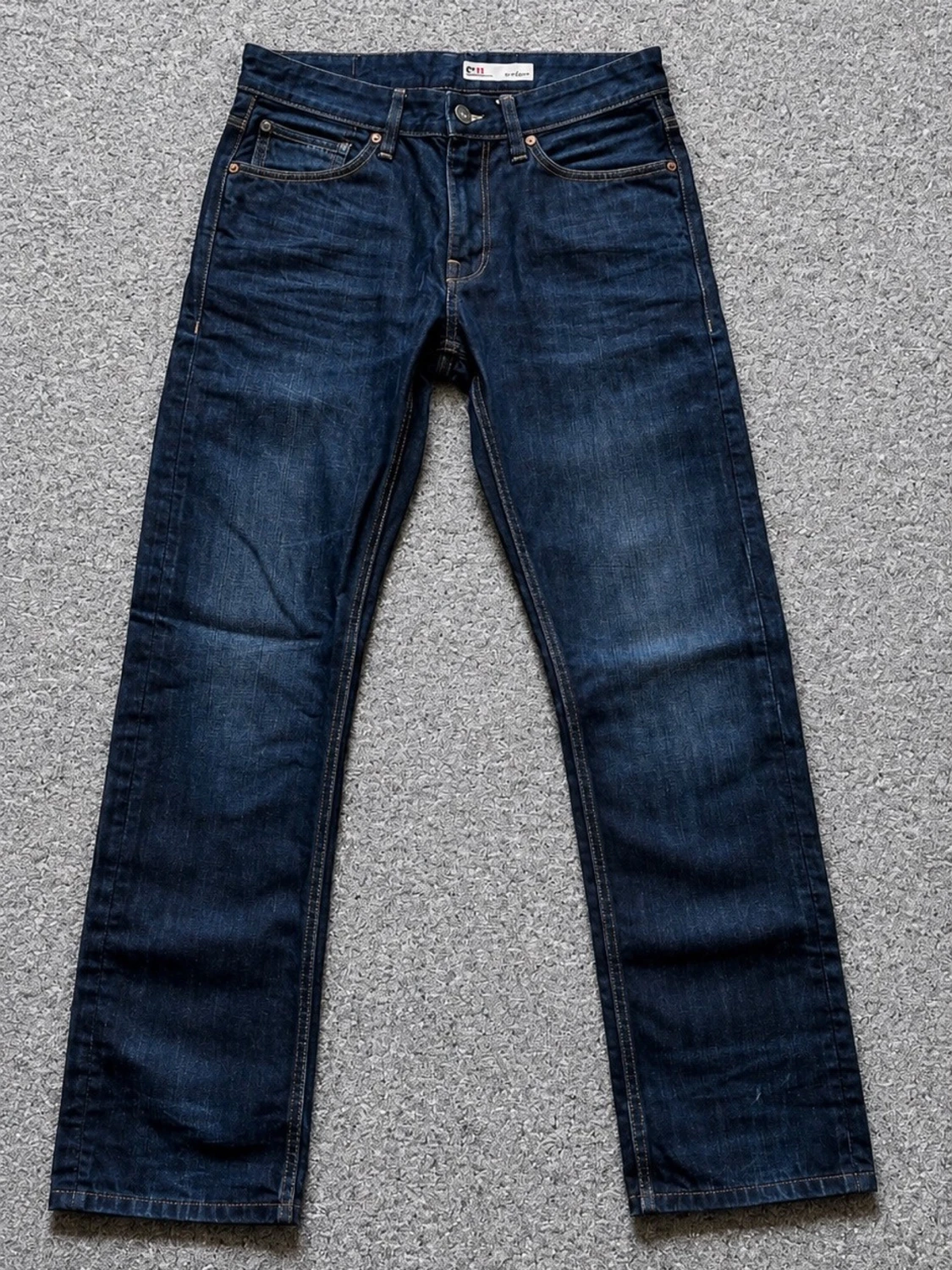 Mörkblå raka jeans med kontrastsömmar