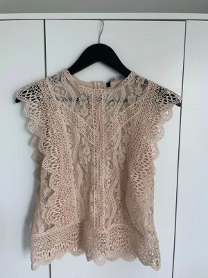 beige spetsblus - superfin spetsblus, säljs pågrund av att den ej kommer till användning 💓 kom privat för frågor!!