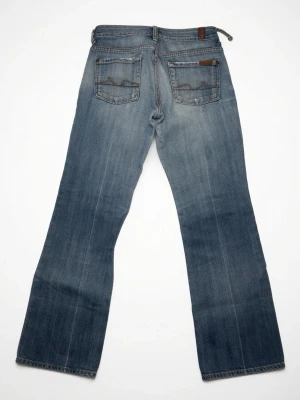 7 For All Mankind jeans bootcut - Snygga blå Bootcut jeans från 7 For All Mankind. Modellen heter Boy Cut. Tyvärr har en ögla vid midjan lossnat så därav säljer jag billigare. Väldigt enkelt att laga om man vet vad man håller på med! Hör av er vid frågor eller för bättre bilder! 