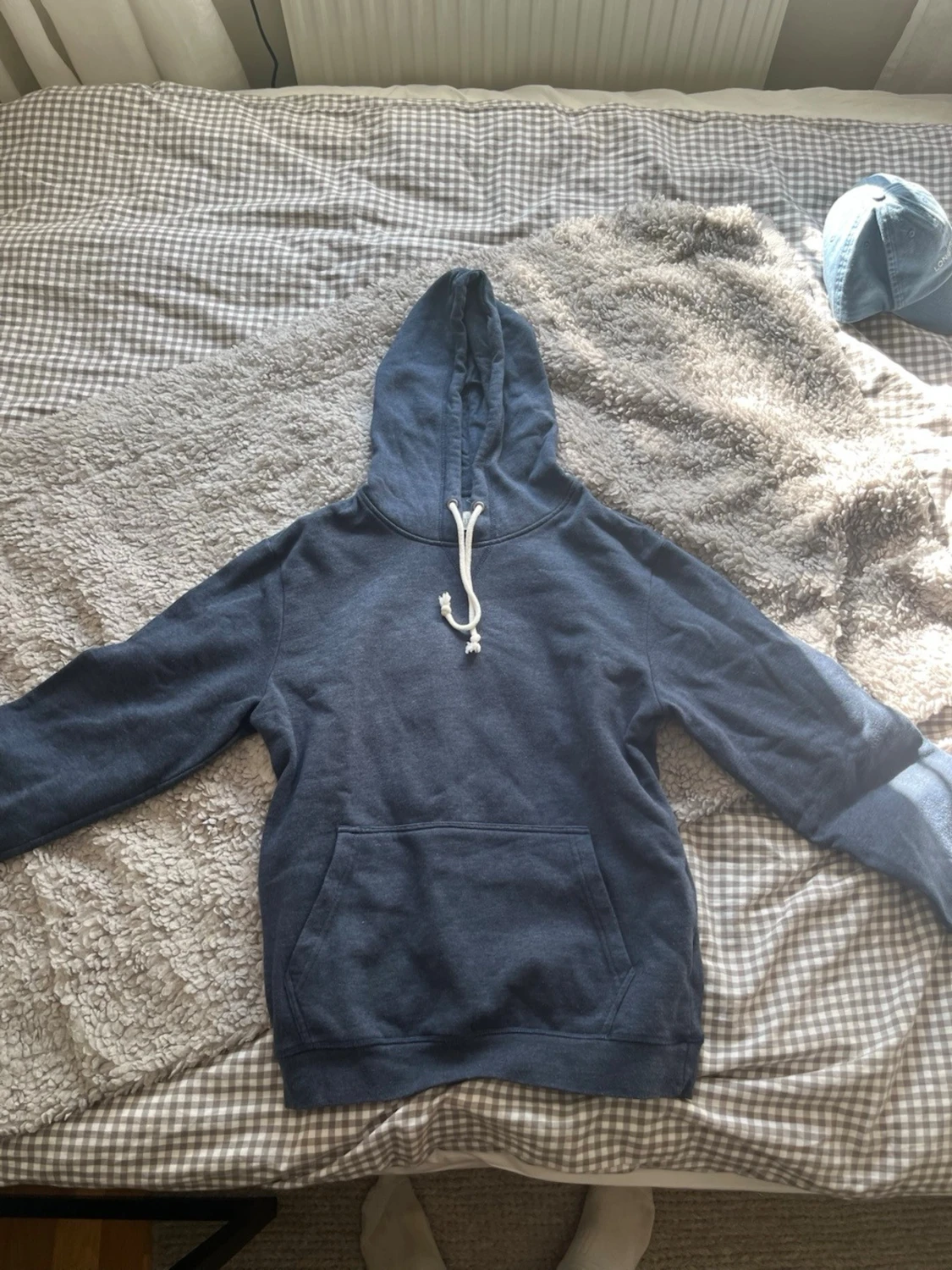 Blå hoodie med ficka och dragsko