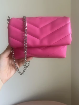 handväska  - snygg och söt rosa handväska .