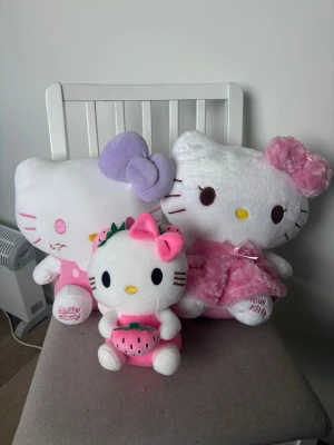 Hello Kitty gosedjur samling 3st - Tre söta Hello Kitty gosedjur i olika storlekar. Ca 30x30 för den med glitter på kinderna, lilla, 25x15 och den med klänningen 35x30cm. Alla 3 kan säljas separat på min profil.