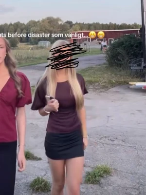 Svart kortkjol i bomull - Enkel och stilren svart kortkjol med resår i midjan. Kjolen har en rak passform och är gjord i mjukt bomullsmaterial, perfekt att matcha med olika toppar för en trendig look.
