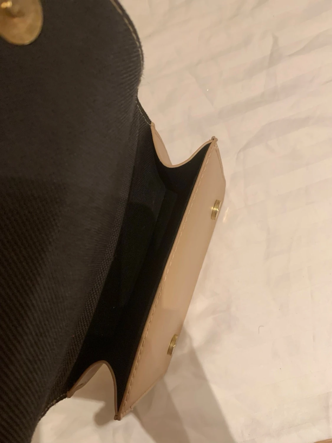 Beige handväska med fuskpälsdetalj - 3