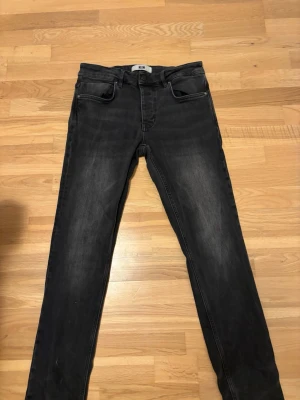 Svarta slim fit jeans Neuw 30 32 - Säljer ett par svarta slim fit jeans, säljes då jag växt ur. Ny pris 1499.  Storlek w30l32