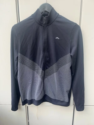 J Lindberg golf tröja  - Snygg j lindberg golf tröja i marinblå. Står M men passar mer S. Bra skick, kan frakta direkt. Kom dm för fler frågor👍