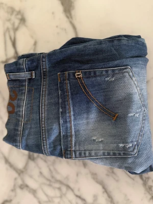 Blå Dondup jeans med slitningar  - Hejsan! Säljer nu dessa riktigt feta Dondup jeans i storlek w30! Dem ar använda ish 5 gånger så är som helt nya. Köpte dem för 3499 på Dondup hemsida! Hör av er om ni har frågor!