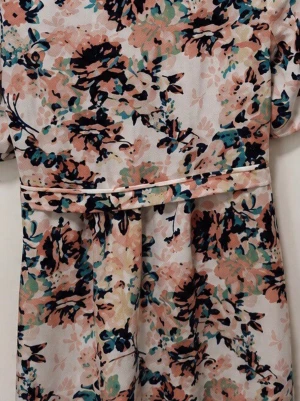 Vero Moda VMMiami sommarklänning M flerfärgad-Ny med prislapp - Söt kortklänning med blommigt mönster i pastellfärger som rosa, grön och beige. Klänningen har korta ärmar, v-ringning och ett dekorativt knyt framtill. Perfekt för varma dagar och ger en fräsch och somrig känsla.
