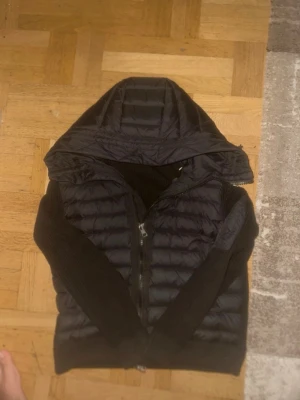 moncler cardigan - har haft den ett tag nu och vill bara få bort den så snabbt som det går, skicken är fortfarande bra ingeting är trasigt. storleken är M
