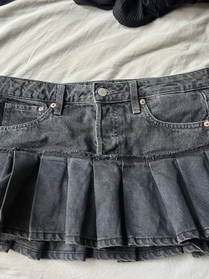 Gråsvart jeanskjol - Gråsvart jeanskjol i strl S, sytt ihop kjolen själv. 