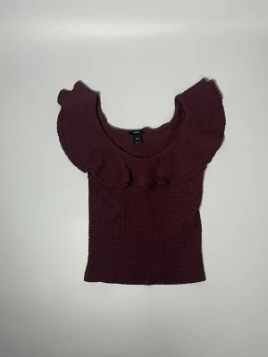 Vinröd volangtopp - 👕 Plagg: Topp                                                             📏 Storlek: M                                                                                                           ✨ Skick: Fint skick                                                        💬 Vid frågor är det bara att skriva!                                                                                          🛍️ Gramenti