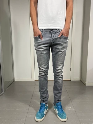 Dondup George Jeans  - Säljer nu dessa Dondup Jeans med snygga slitningar i populär design, skriv för fler bilder/frågor🙌🏼