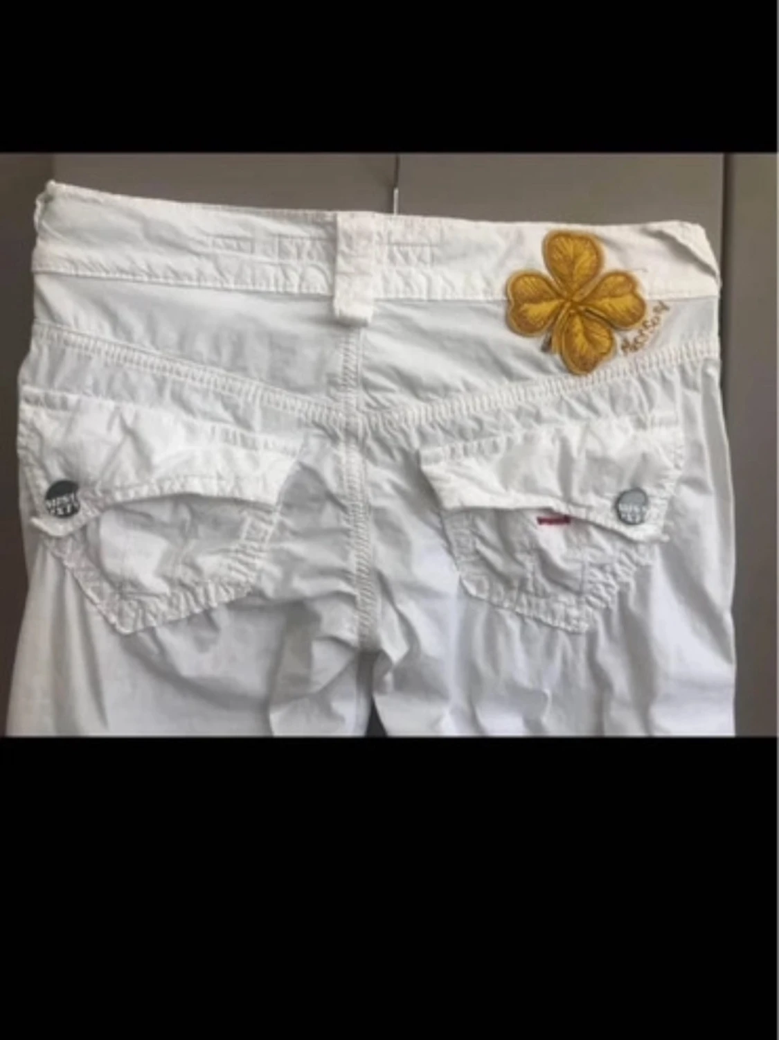 Vita byxor med broderad detalj - 5