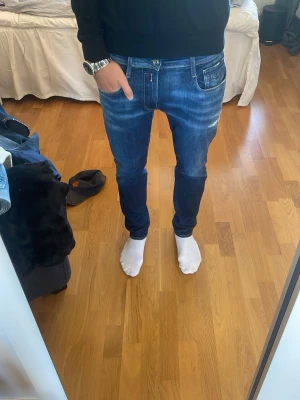 Blå Replay jeans - Tjena! Ja säljer nu dessa riktigt sköna Replay jeansen! De är Replay anbass jeans i storleken 32:30 sitter typ som 32:32🤷‍♂️dom har några slitningar i fram och bak men de inget som är sönder😄skriv om du har några frågor! Pris kan diskuteras vid snabb affär💪