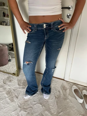 snygga jeans med slitingar  - Snygga jeans med slitingar som jag gjort själv, inga defekter och i väldigt bra skick! Gammal model från Gina, passar mig i längden som är 1.70 cm lång. Storlek 164