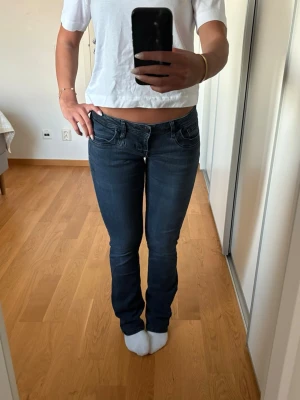 Lågmidjade jeans - Snygga lågmidjade jeans, de är väldigt urtvättade om man kollar på färgen men annars väldigt sköna och snygga. Lite slitage längst ner vid fötterna🤩