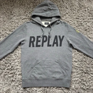 Replay hoodie - Säljer denna riktigt feta Replay hoodie i strl M /// NYSKICK!👏 Hör gärna av er vid frågor⭐️