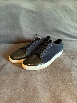 Lanvin DBB1 sneakers - Skor från Lanvin | Mycket fint skick | Färg: Marinblå | Mer bilder kan fås | Skriv vid frågor |