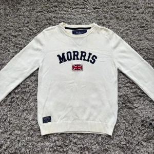 Stickad Morris tröja - Säljer denna riktigt feta Morris tröja i strl M Skick 9,5/10 Hör gärna av er vid frågor⭐️