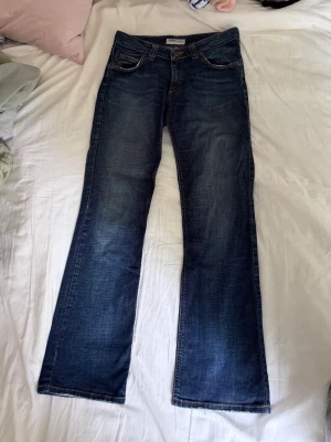 Mörkblå bootcut jeans från Lee - Säljer ett par lågmidjade mörkblå bootcut jeans från Lee💕Storlek 28/31, midjemåttet är ca 38 cm och Innerbenslängden ca 77cm💕