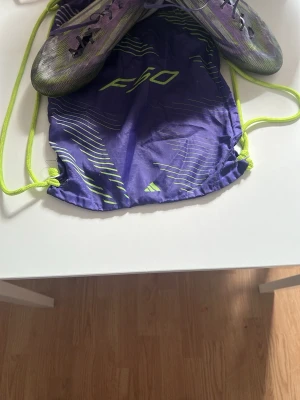 Fotbollsskor adidas f50 - Hej jag söker dessa adidas f50 då de inte komemr till användning längre de är inget fel på de inget är sönder jag bara tröttnade på de och nu är de hemma och tar upp massa plats. Påse ingår sulor ingår box ingår.