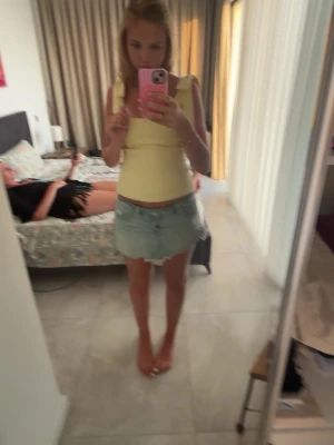 Ljusgul topp från Zara  - Trendig topp från Zara som sitter jättefint nu till den sommar 