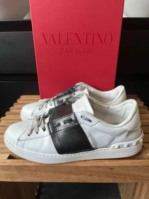 Valentino opens  - Tjena, säljer nu dessa riktigt snygga och populära valentino opensen, de är i använt skick, repaintade, och har även några skavanker som syns på bilderna men ändå fräscha, storlek 41,5, var röd stripe innan men har målats till svarta, box ingår, hör av er vid fårgor och funderingar🙌🤝 