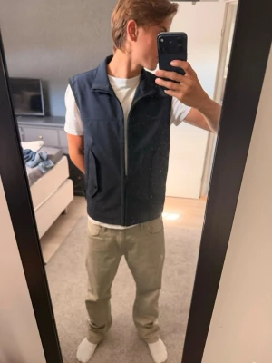 Stone Island Väst!  - En riktigt fet ÄKTA Stone Island Väst NY SKICK!  Storlek Small och finns mått på bild🙌 hör av dig vid frågor eller bud!🙌👑