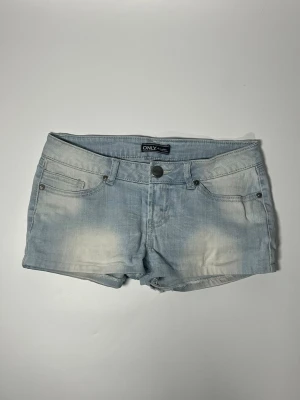 Lågmidjade jeansshorts - 👕 Plagg: Jeansshorts                                                          📏 Storlek: midjemått 37 cm                                                                                                            ✨ Skick: Fint skick                                                        💬 Vid frågor är det bara att skriva!                                                                                          🛍️ Gramenti