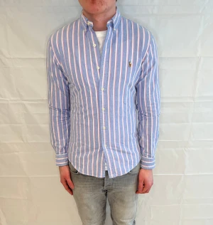 Polo Ralph Lauren Slim Fit Randig Skjorta - Randig slim fit herrskjorta i 100% bomull, begagnad i mycket fint skick.