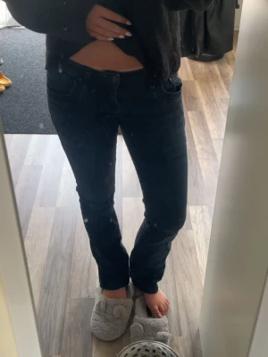 Mörkblå jeans med låg midja - Säljer ett par mörkblå jeans med rak/bootcut passform och låg midja. 