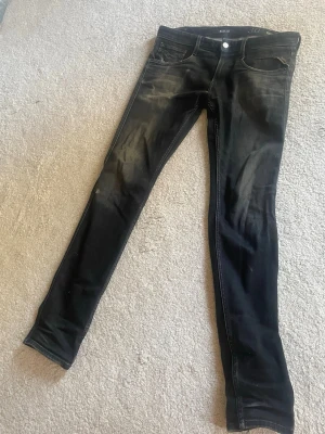 Replay anbass svarta, w30 - Säljer nu dessa replay anbass jeans. W30 L32 . Lätt använda med schyssta fades o riktigt bra passform 