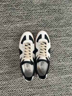 Maison Margiela gats - Mycket schyssta samt unika margiela gats i färgen ”oreo” svart/vit, Storlek 44. Allt og ingår (pris går att diskutera)